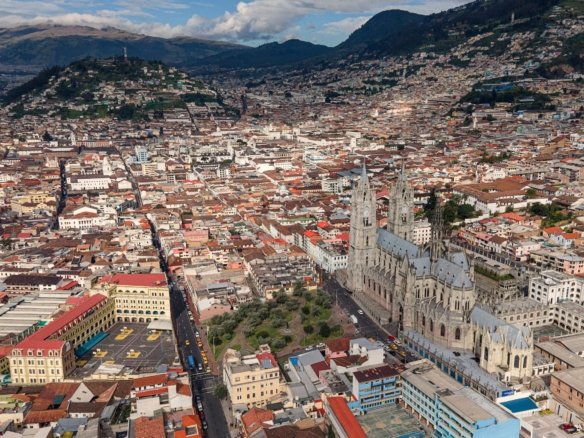 Vista de Quito, basílica del Voto Nacional, Ecuador
